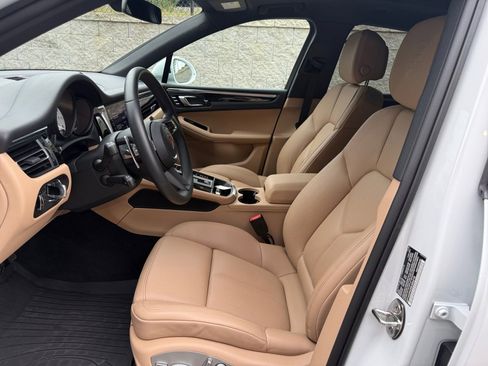 Certified 2025 Porsche Macan image 5