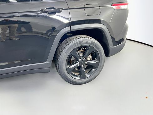 Used 2023 Jeep Grand Cherokee Limited w/ Black Appearance Package image 30