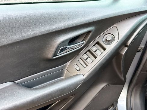 Used 2019 Chevrolet Trax LT w/ LT Convenience Package image 34