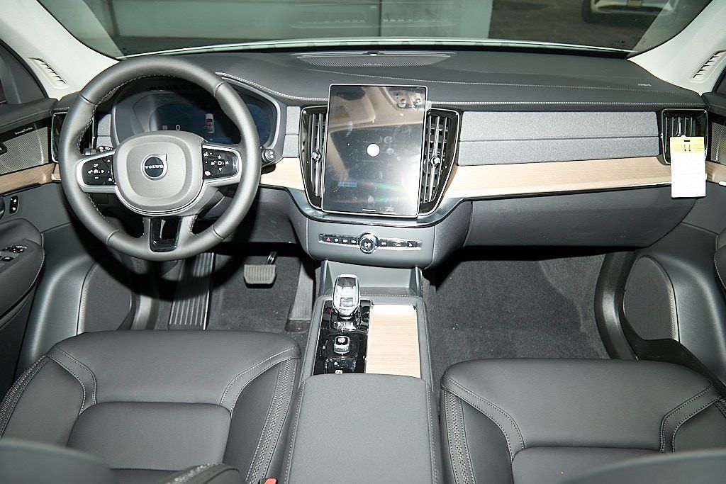 New 2026 Volvo XC90 B6 Plus w/ Protection Package AWD/4WD image 24