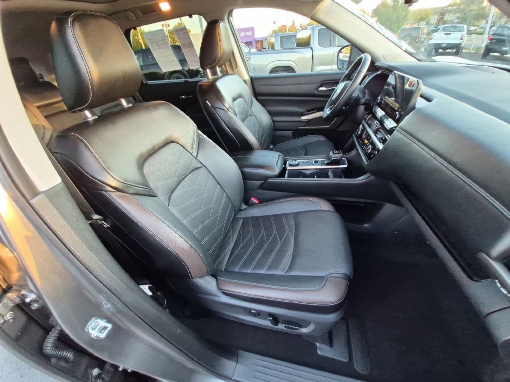 Used 2024 Nissan Pathfinder Platinum w/ Cargo Package AWD/4WD image 30