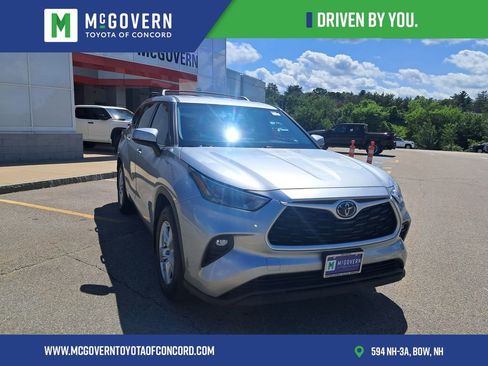Used 2022 Toyota Highlander LE AWD/4WD image 9