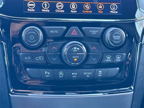 Used 2019 Jeep Grand Cherokee Laredo w/ Laredo X Package image 18