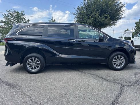 Used 2023 Toyota Sienna XLE FWD image 19