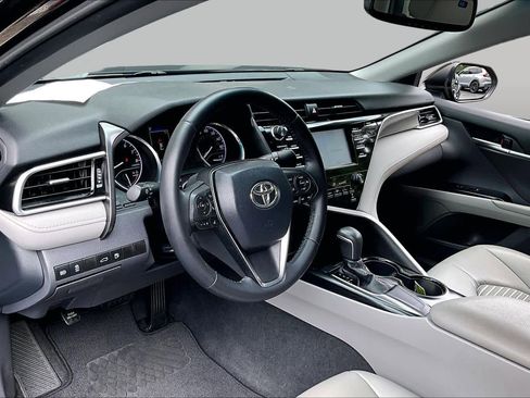 Used 2018 Toyota Camry SE w/ Convenience Package FWD image 17