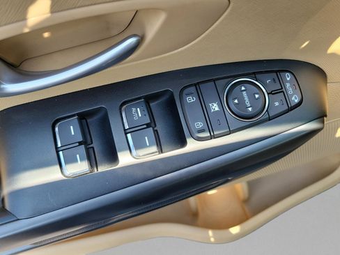 Used 2016 Kia Sedona LX w/ LX Convenience Package FWD image 17