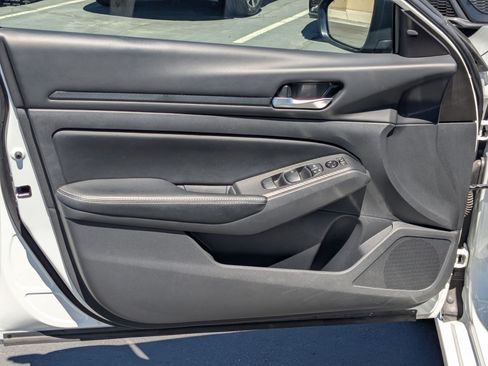 Used 2025 Nissan Altima 2.5 SV FWD image 14