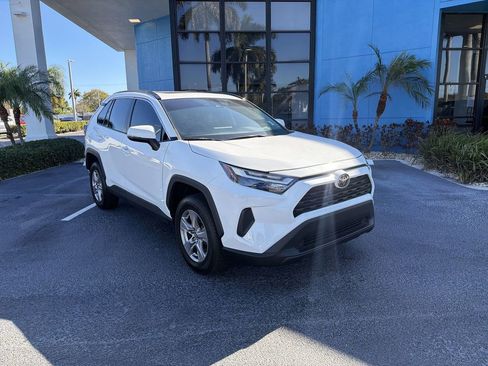 Used 2022 Toyota RAV4 XLE w/ Convenience Package image 2