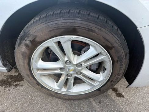 Used 2017 Chevrolet Cruze LT FWD image 4