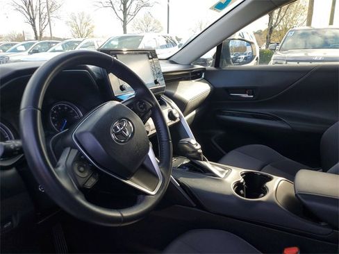 Used 2022 Toyota Venza LE image 18