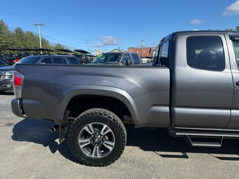 Used 2016 Toyota Tacoma TRD Sport image 12