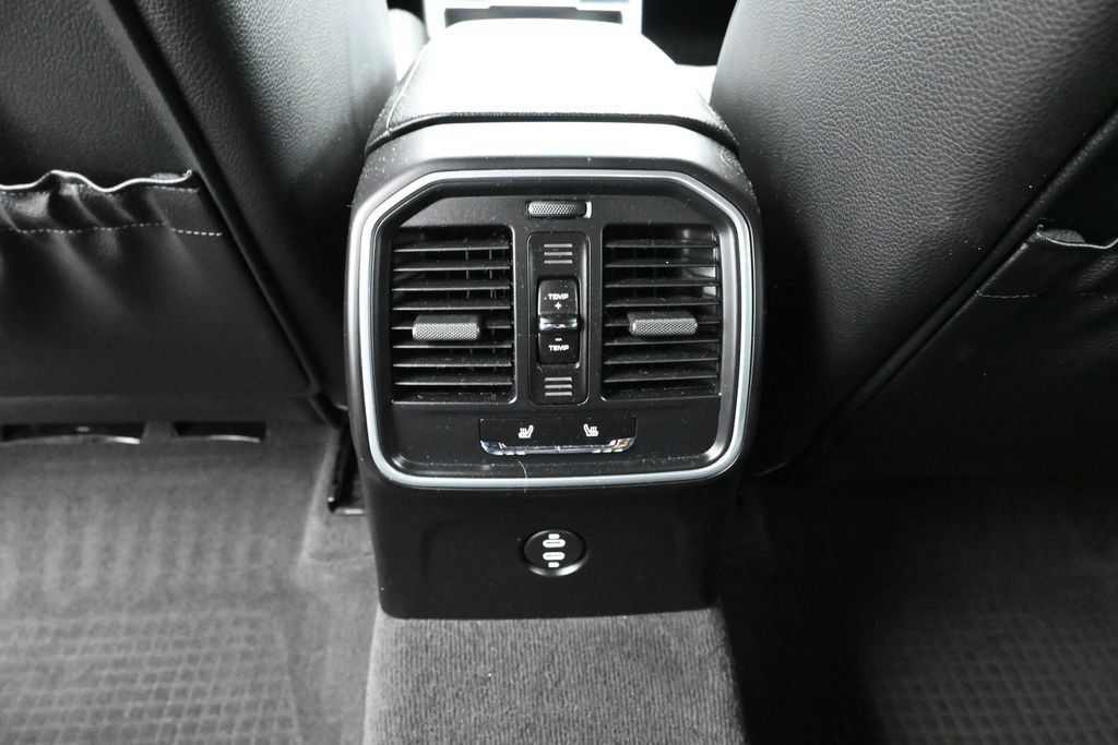 Certified 2022 Porsche Macan AWD/4WD image 18