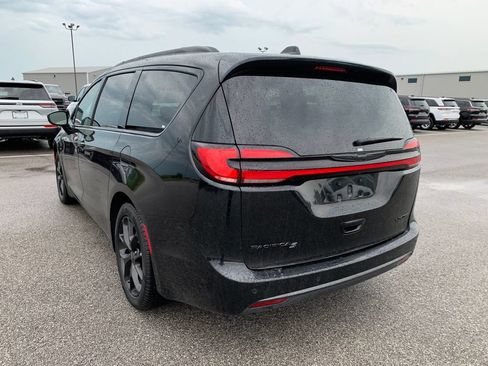 Used 2025 Chrysler Pacifica Limited FWD image 6