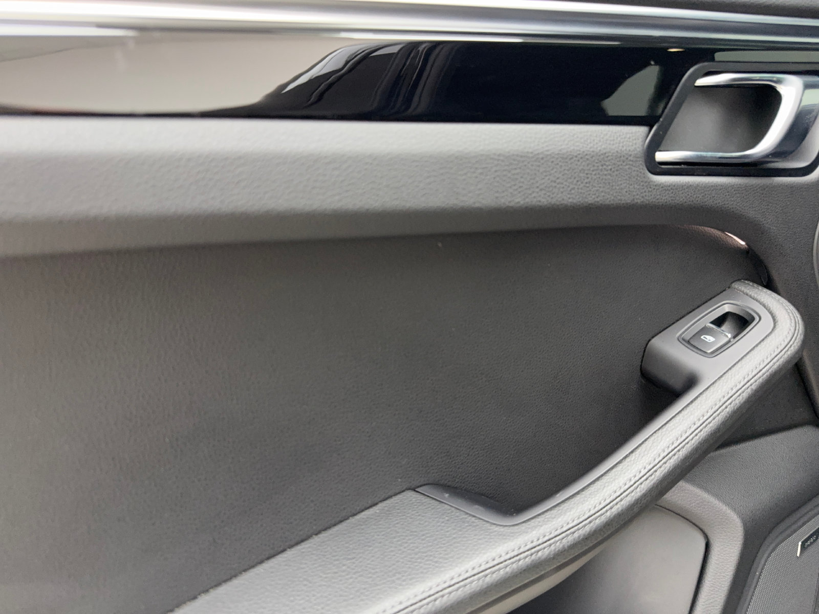 Used 2018 Porsche Macan Sport Edition AWD/4WD image 39