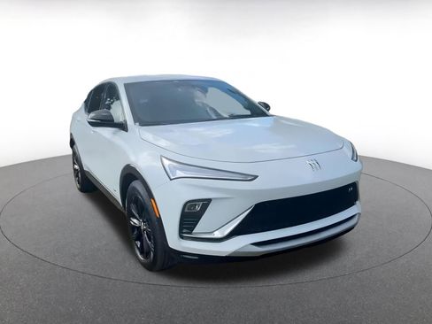 Used 2025 Buick Envista Sport Touring image 3