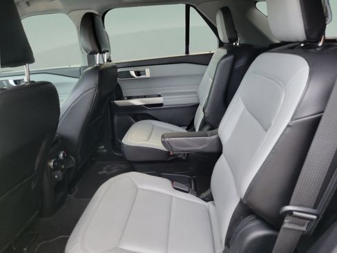 Used 2021 Ford Explorer XLT w/ Equipment Group 202A RWD image 9