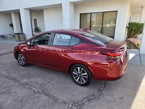 Used 2022 Nissan Versa SV image 3