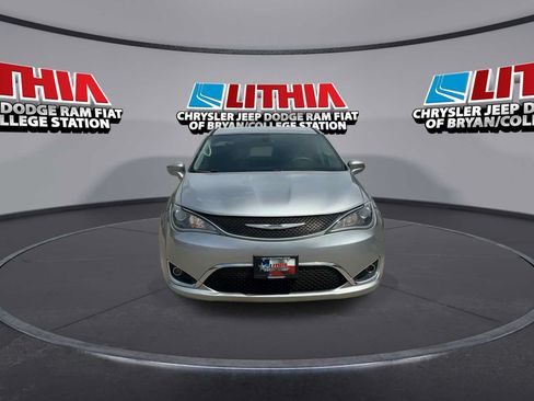 Used 2018 Chrysler Pacifica Touring Plus w/ Tire & Wheel Group FWD image 3