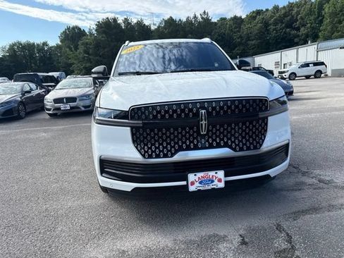 Used 2025 Lincoln Navigator Reserve AWD/4WD image 11