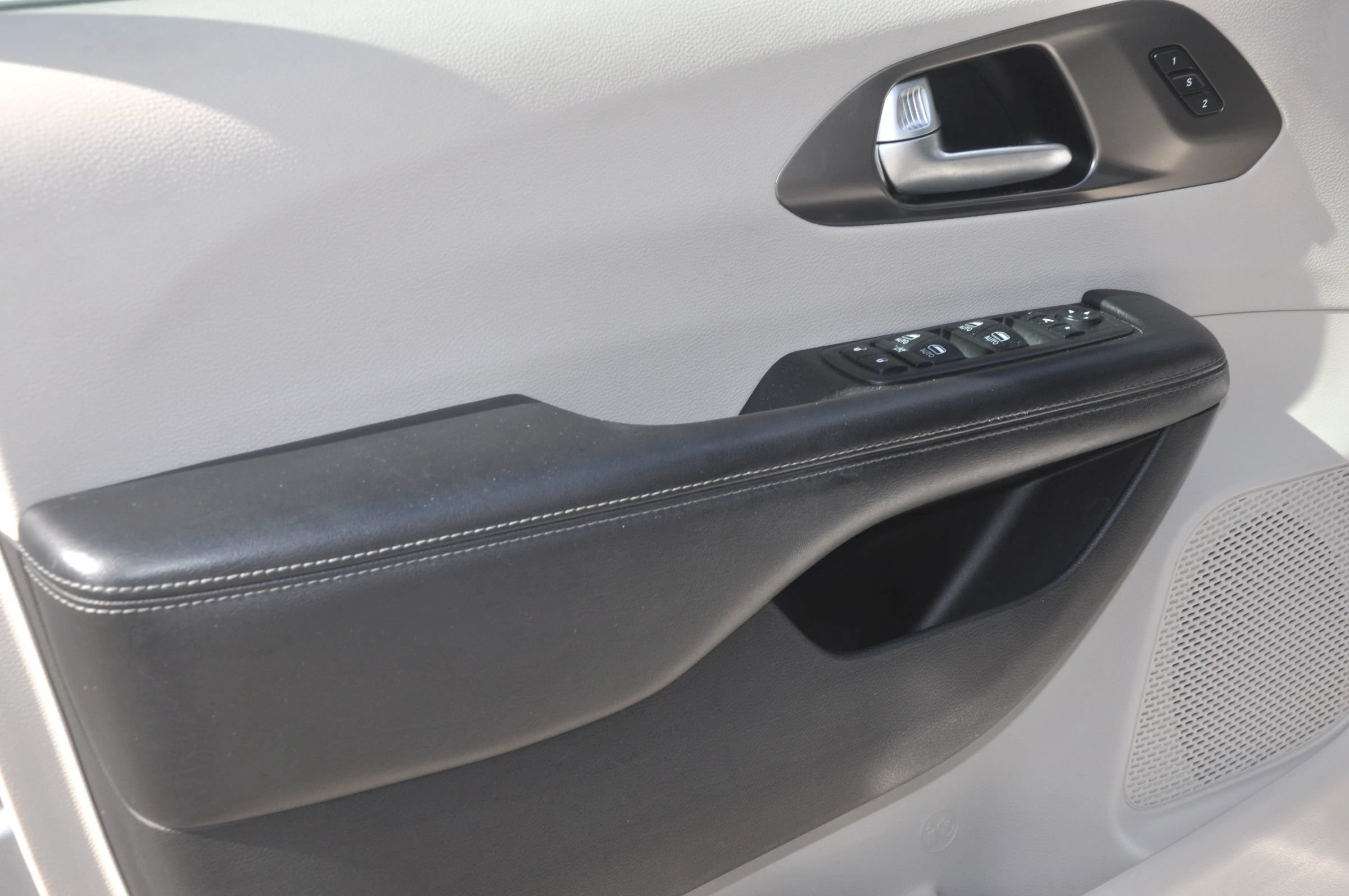 Used 2018 Chrysler Pacifica Limited FWD image 36