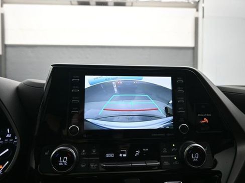 Used 2021 Toyota Highlander XLE AWD/4WD image 21