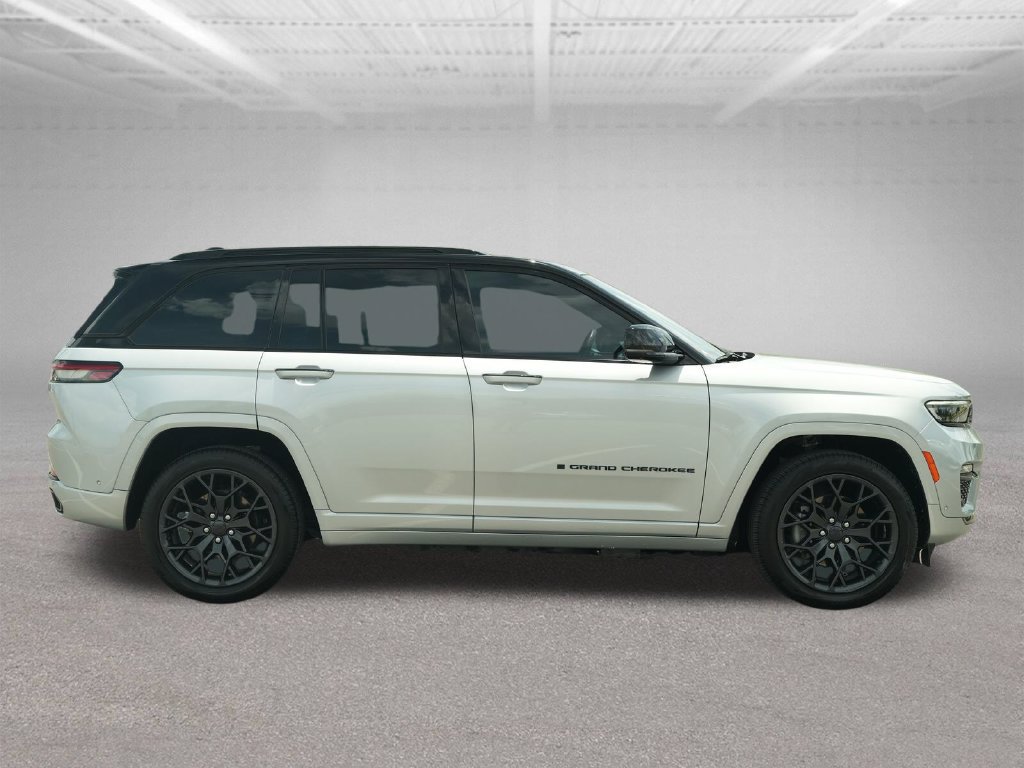 Used 2023 Jeep Grand Cherokee Summit AWD/4WD image 10