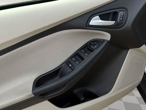 Used 2016 Ford Focus SE w/ Reverse Sensing Package FWD image 9