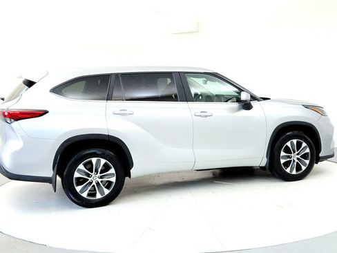 Used 2023 Toyota Highlander XLE AWD/4WD image 6