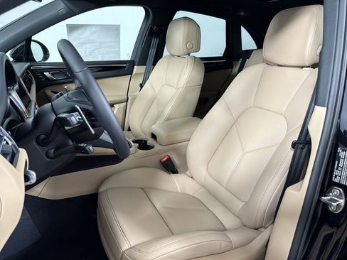 Certified 2025 Porsche Macan image 5