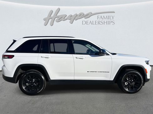 Used 2024 Jeep Grand Cherokee Altitude image 14