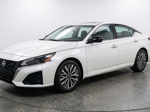 Used 2025 Nissan Altima 2.5 SV FWD image 3
