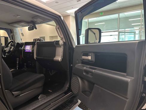 Used 2014 Toyota FJ Cruiser 4WD w/ Upgrade Package image 26