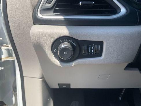 Used 2023 Chrysler Pacifica Touring-L FWD image 14