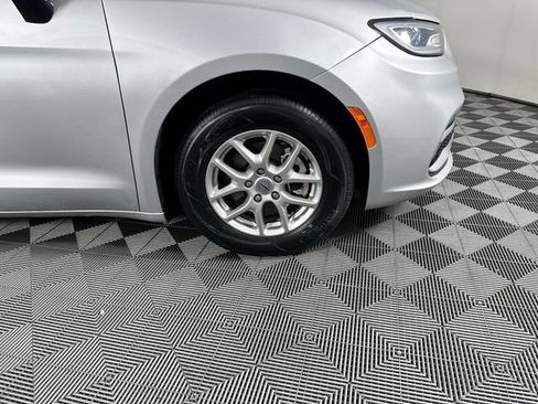 Certified 2024 Chrysler Pacifica Touring-L FWD image 4