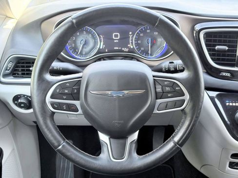 Used 2017 Chrysler Pacifica Touring-L Plus FWD image 15