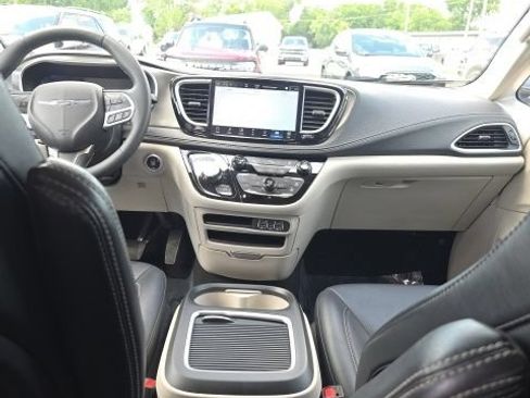 Used 2024 Chrysler Pacifica Limited FWD image 28