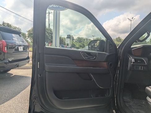 Used 2024 Lincoln Navigator L 4WD image 11