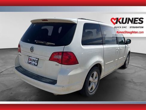 Used 2011 Volkswagen Routan SE FWD image 10
