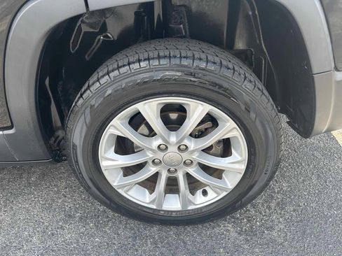 Used 2021 Jeep Cherokee Latitude FWD image 8