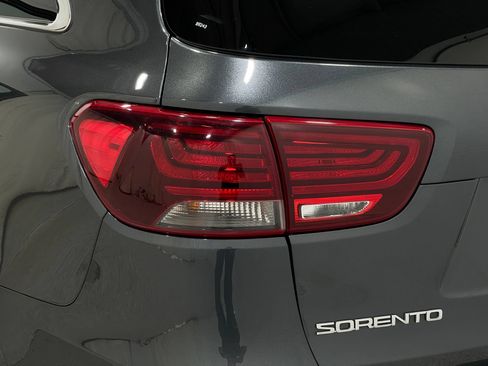 Used 2020 Kia Sorento S FWD image 34