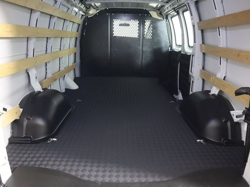 Used 2024 GMC Savana 2500 w/ Driver Convenience Package image 15