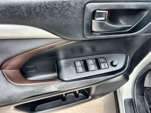 Used 2018 Toyota Highlander LE FWD image 29