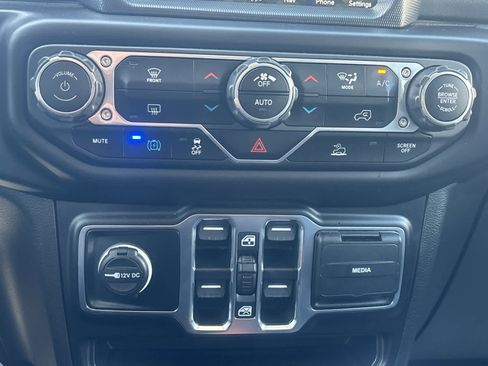 Used 2023 Jeep Wrangler Sahara image 13