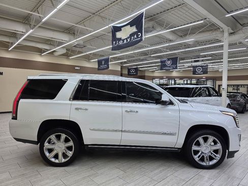 Used 2017 Cadillac Escalade Premium Luxury AWD/4WD image 5