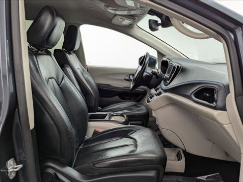 Used 2021 Chrysler Pacifica Touring-L image 19