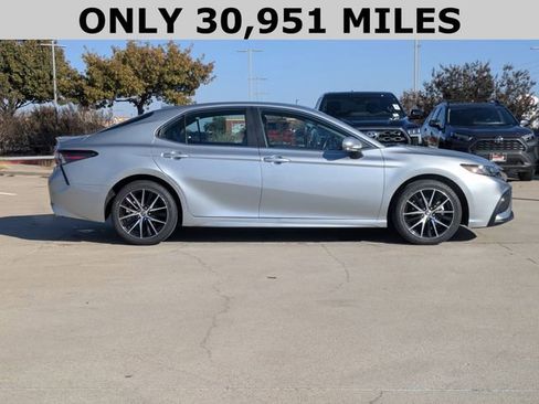 Used 2023 Toyota Camry SE image 4