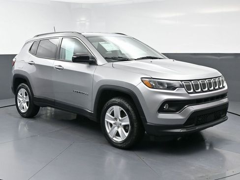 Used 2022 Jeep Compass Latitude image 3
