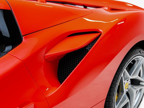 Used 2022 Ferrari F8 Tributo RWD image 32