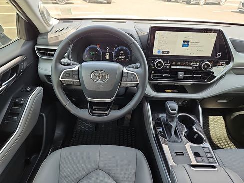 Used 2026 Toyota Highlander Platinum AWD/4WD image 11