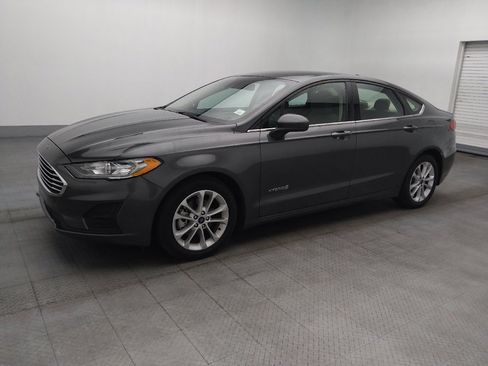 Used 2019 Ford Fusion SE FWD image 2